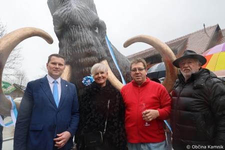 Dobrodošel mamut v Kamniku je dobil svoje mesto bronasti mamut v naravni velikosti, ki stoji v Mamutovem parku (62)